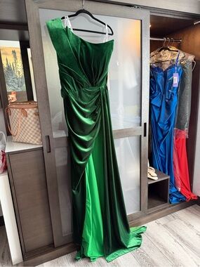 Portia and Scarlett Emerald Green Velvet One-Shoulder Evening Gown